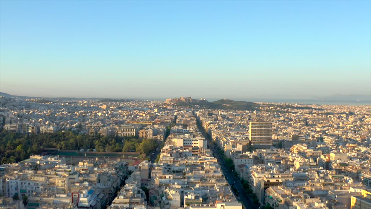 Veduta aerea ascendente dello skyline del centro di Atene, Panorama della città - Grecia