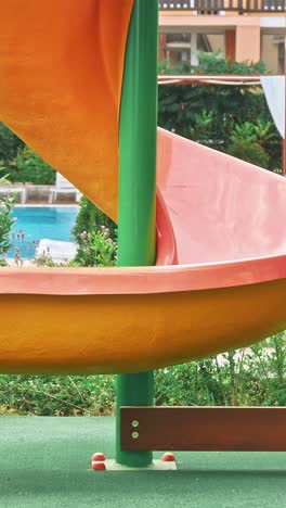 niño feliz divirtiéndose en el parque de atracciones para niños