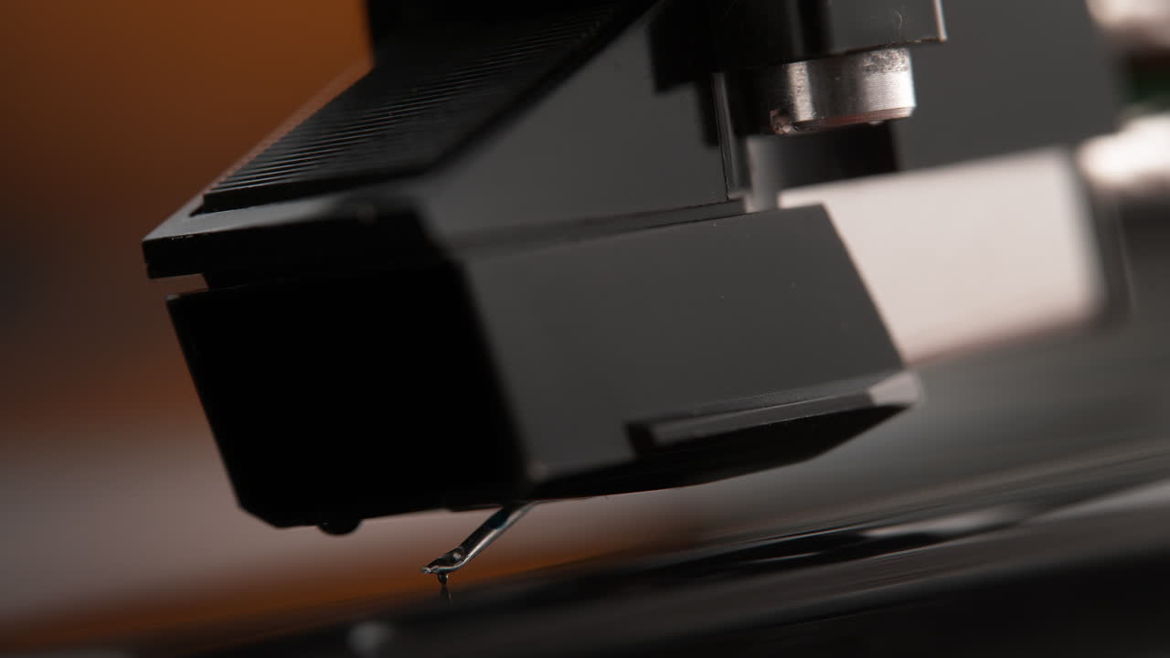 lápiz giratorio unido al cartucho de fono bajando sobre el disco de vinilo giratorio en macro y cámara lenta - sala de escucha
