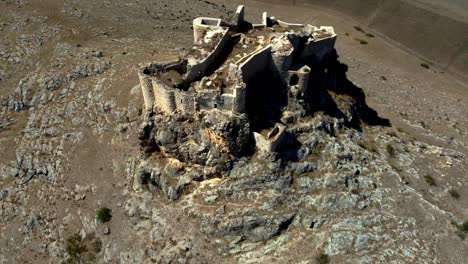 Türkei-Schlösser:-Zeitlose-Luftaufnahme-Der-Burg-Tumlu,-Majestätische-Burg:-Luftaufnahme-Vom-Steilen-Hügel