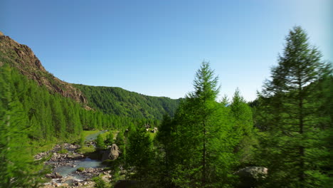 Drone-Volando-Sobre-El-Bosque-Y-La-Naturaleza-Salvaje-De-Predarossa-En-Val-Masino,-Norte-De-Italia