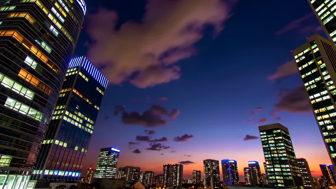 horizonte de la ciudad al atardecer