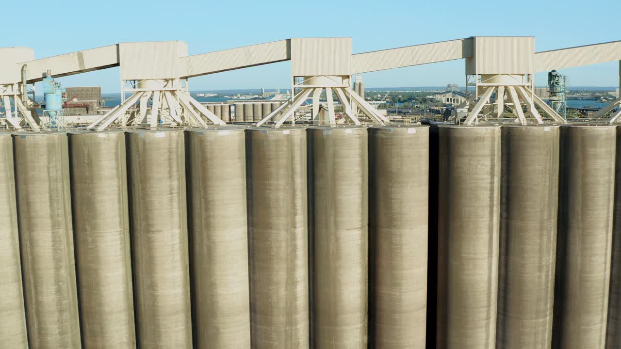 filas de vista aérea de silos de almacenamiento de grano de hormigón alto en duluth minnesota - día de seguimiento de drones