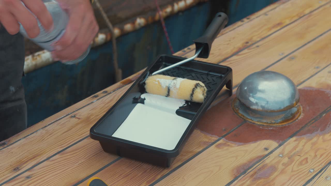 diluir imprimación blanca con aguarrás antes de pintar un barco de madera