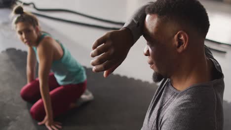 Video-De-Mujeres-Y-Hombres-Diversos-Descansando-Después-De-Entrenar-En-El-Gimnasio