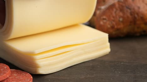 queso en rodajas y otros ingredientes