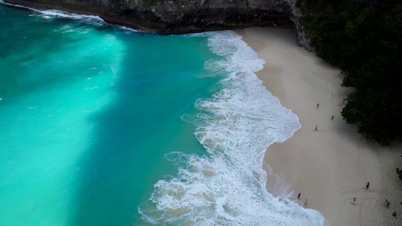 Destinazione isolata, persone che si godono una località paradisiaca tropicale. Vista aerea