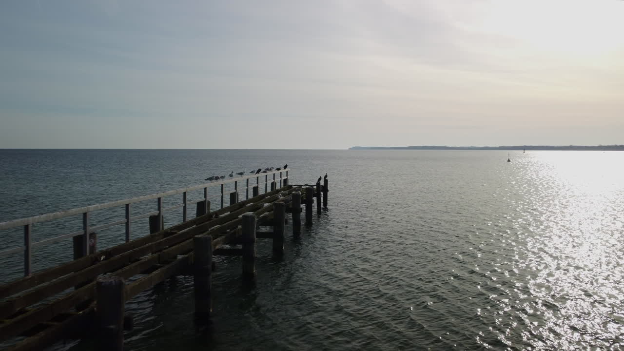 vuelo a lo largo de un puente descuidado hacia el mar