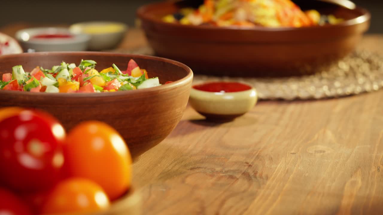 cocina marroquí. tajine, plato tradicional hecho de cordero y berenjena, ensalada de verduras. cultura de oriente medio. couscous con carne de carnero de cerca, arroz delicioso. comida casera.