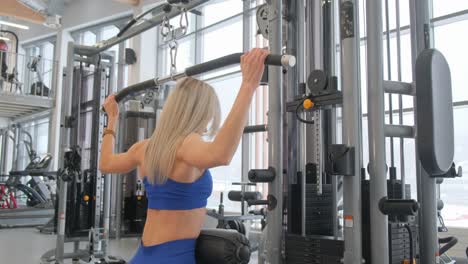 mujer haciendo ejercicio de lat pulldown en el gimnasio