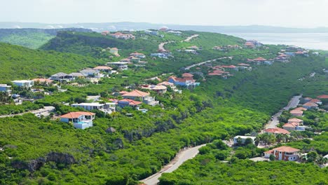 Filas-De-Condominios-De-Lujo-Con-Vistas-Al-Océano-Tropical-En-Una-Exuberante-Ladera-Verde-Por-La-Mañana