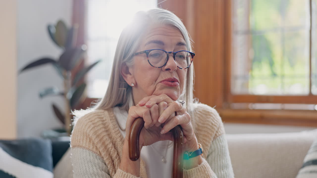 hogar, pensando y mujer mayor con ansiedad