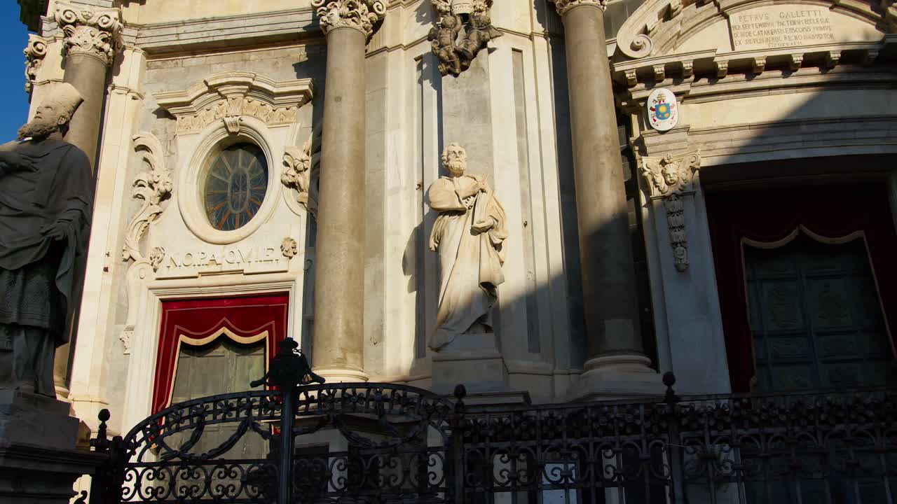 시칠리아의 카타니아에 있는 바로크 양식의 세부사항을 보여주는 바실리카 카테드랄레 디 산타아가타 (cattedrale di sant'agata) 의 정면 사진