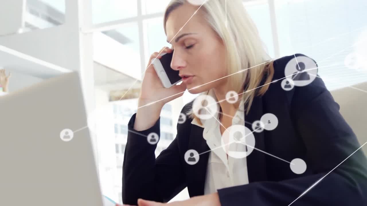 스마트 폰을 사용하는 백인 사업가 여성에 대한 네트워크와 아이콘으로 데이터 처리의 애니메이션