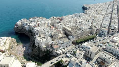 Se-Tomaron-Imágenes-De-Drones-En-Polignano-A-Mare,-Una-Ciudad-Italiana-Con-Una-Población-Densa-Y-Muchos-Edificios