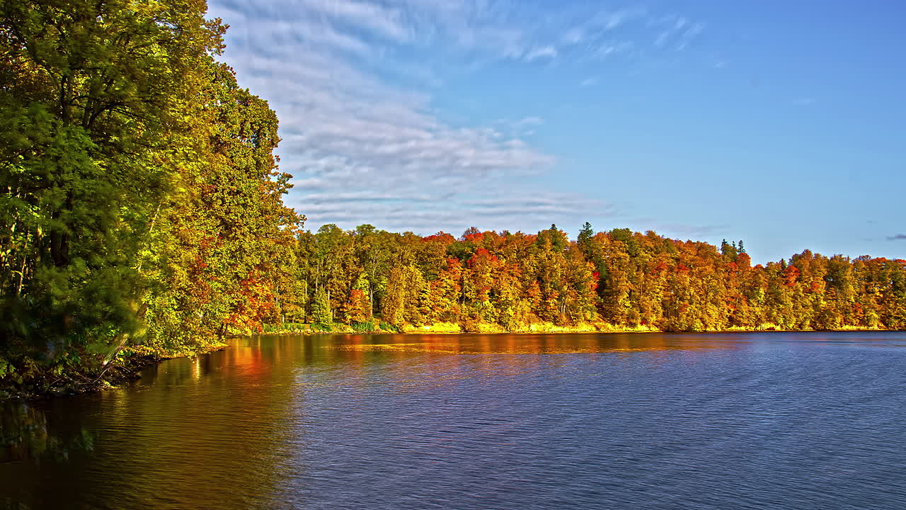 호수 물에 반사되는 다채로운 가을 숲, 융합 시간 경과