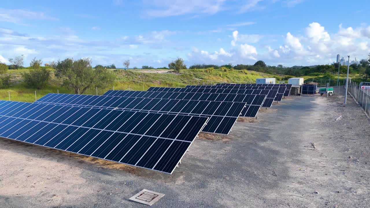 paneles solares que aprovechan la energía en un entorno costero