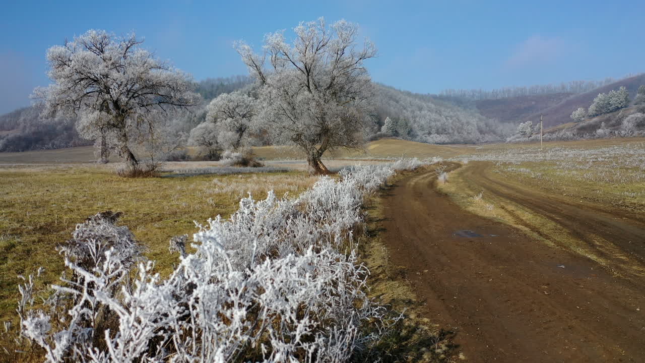 산을 배경으로 아름다운 풍경을 드러내며 뒤로 날아가다