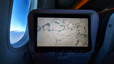 vista del suelo por debajo del avión durante el vuelo en una pantalla de monitor