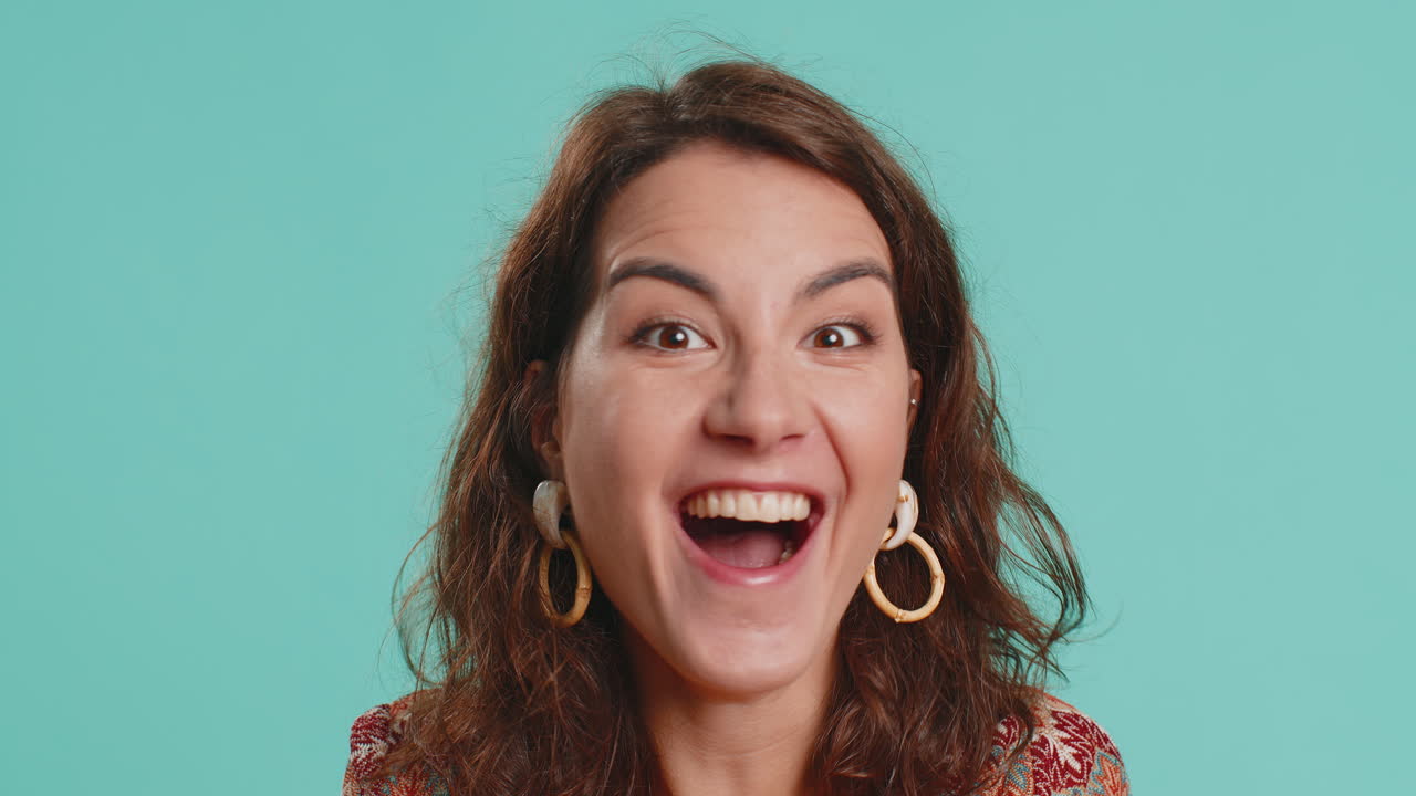 mujer asombrada sorpresa mirando a la cámara con ojos grandes conmocionada por la victoria repentina wow emoción