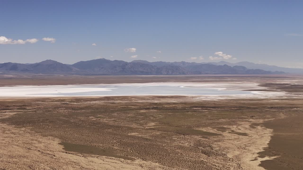 panorámica aérea con vistas al valle de salinas grandes de las provincias de jujuy y salta, argentina