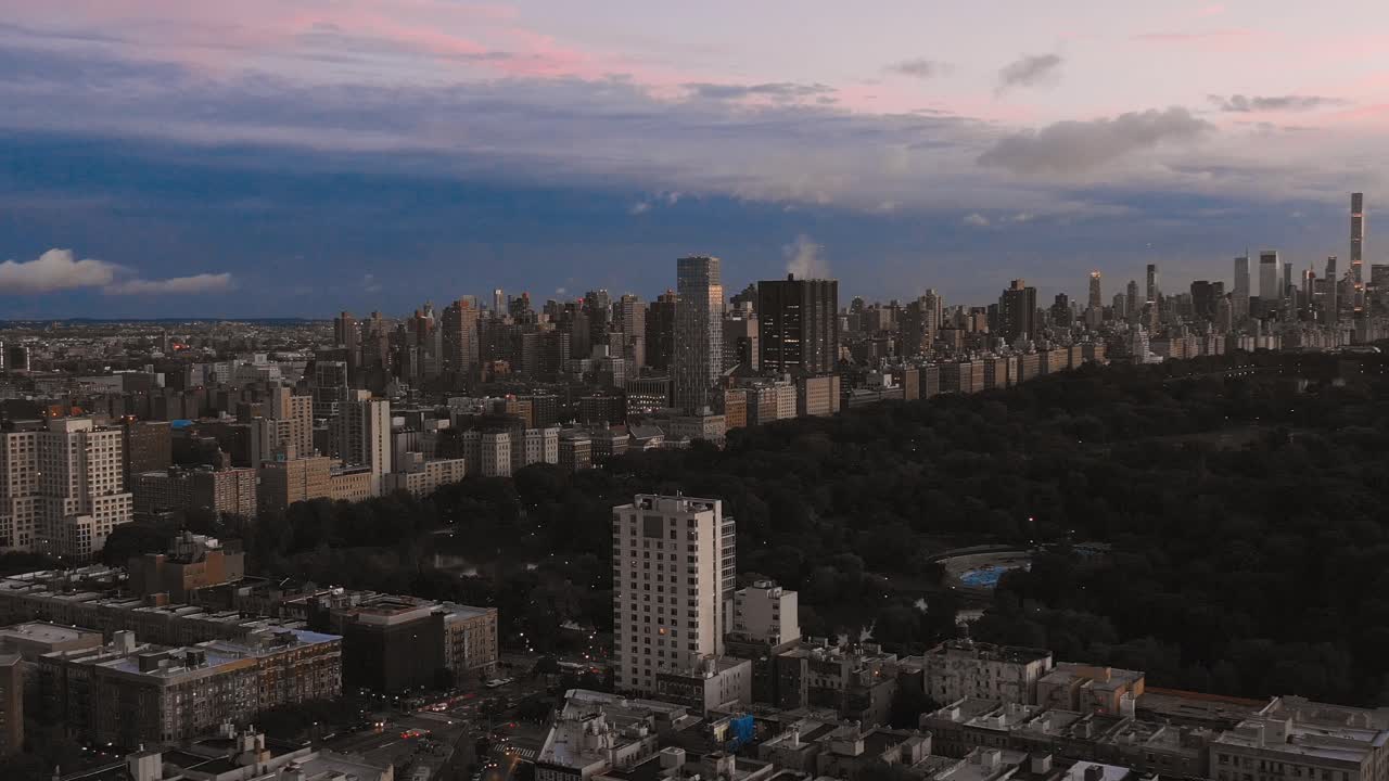 retroceso del lado del dron de harlem nyc frente al lado este superior al atardecer en 4k