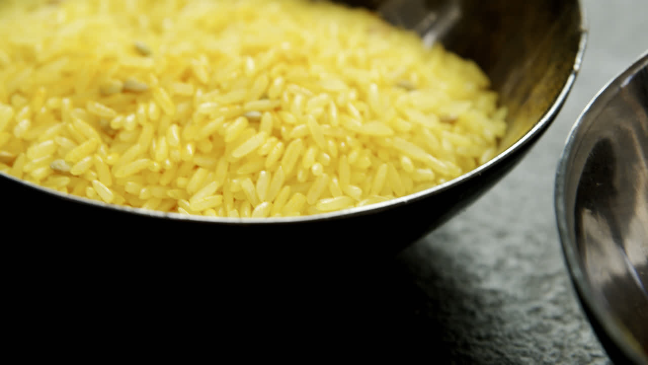 pimienta roja triturada y arroz amarillo en un cuenco de 4k