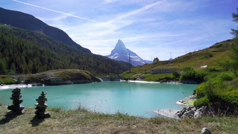 Cervino-Con-El-Lago-Mosjesee-En-Zermatt,-Suiza