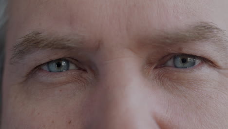 primer plano de los ojos de un hombre