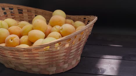 albaricoques en una canasta al sol