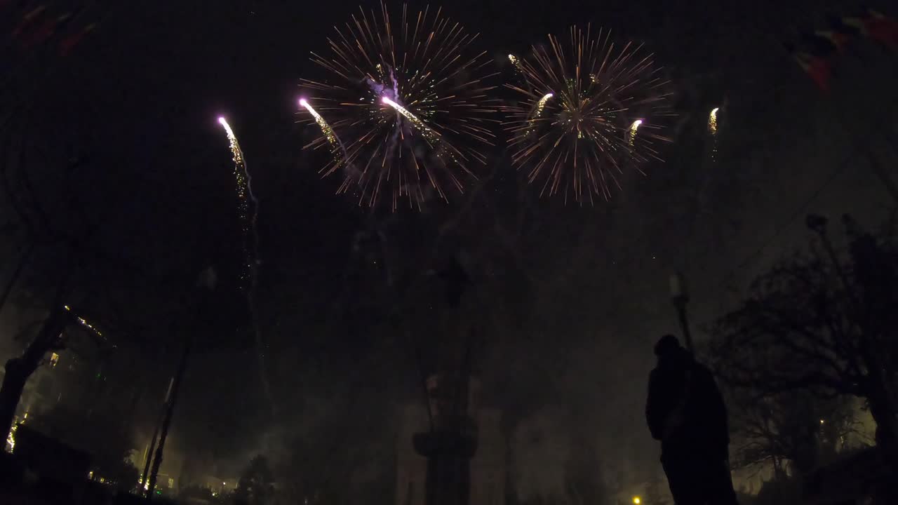 fuegos artificiales de lapso de tiempo frente a una iglesia en cluj napoca en 4k