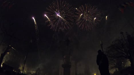 Zeitraffer-Feuerwerk-Vor-Einer-Kirche-In-Cluj-Napoca-In-4k