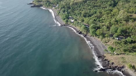 toma aérea de drones de la playa con rocas sedimentarias en bali