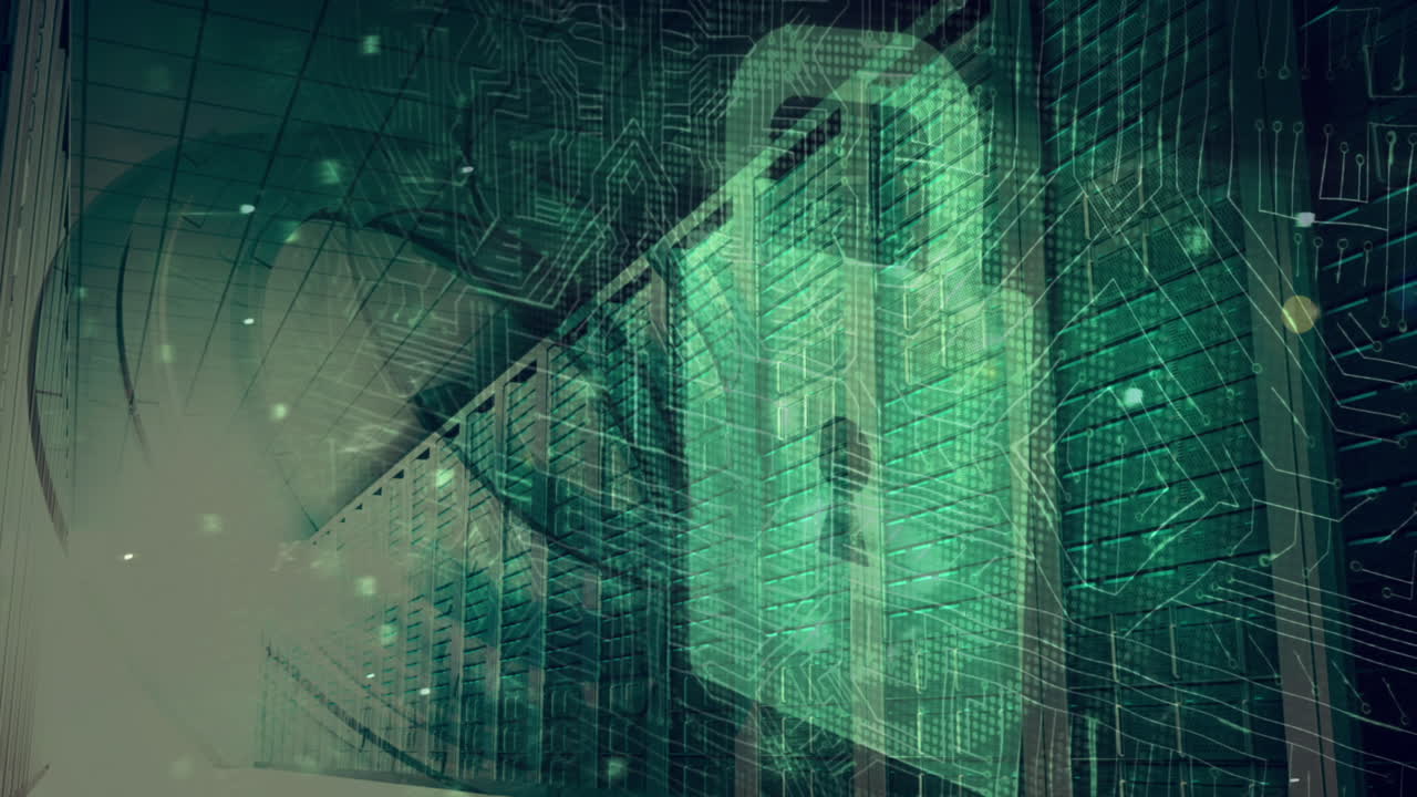 animación del candado de seguridad en línea y procesamiento de datos a través de placas de circuitos y servidores informáticos