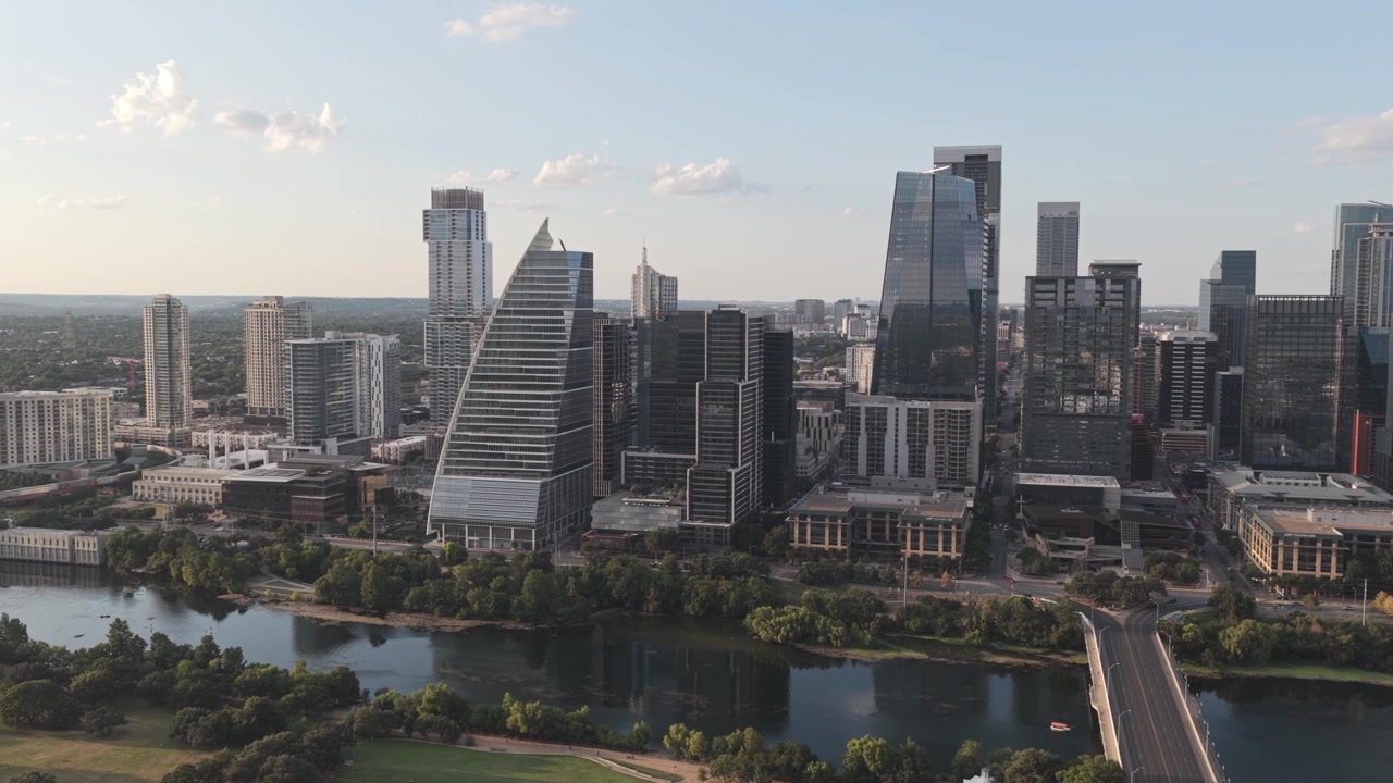 Vista aérea de drone do horizonte do centro de Austin sobre o Lago Lady Bird no Texas, capturada com filmagem de drone cinematográfica suave.