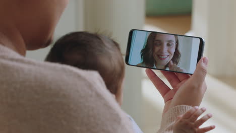 madre y bebé felices chateando por video con su mejor amiga usando un teléfono inteligente saludando a su bebé madre disfrutando de compartir el estilo de vida de la maternidad en el teléfono móvil