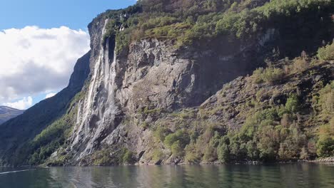 impresionante cascada de las siete hermanas del fiordo de geiranger de noruega
