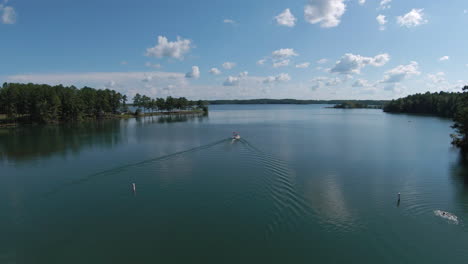 persecución en barco con drones fpv en el lago georgia en un día soleado