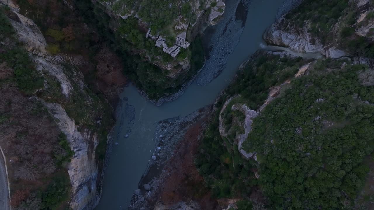 Prospettiva aerea del Canyon di Osumi con il fiume e rocce frastagliate, Albania