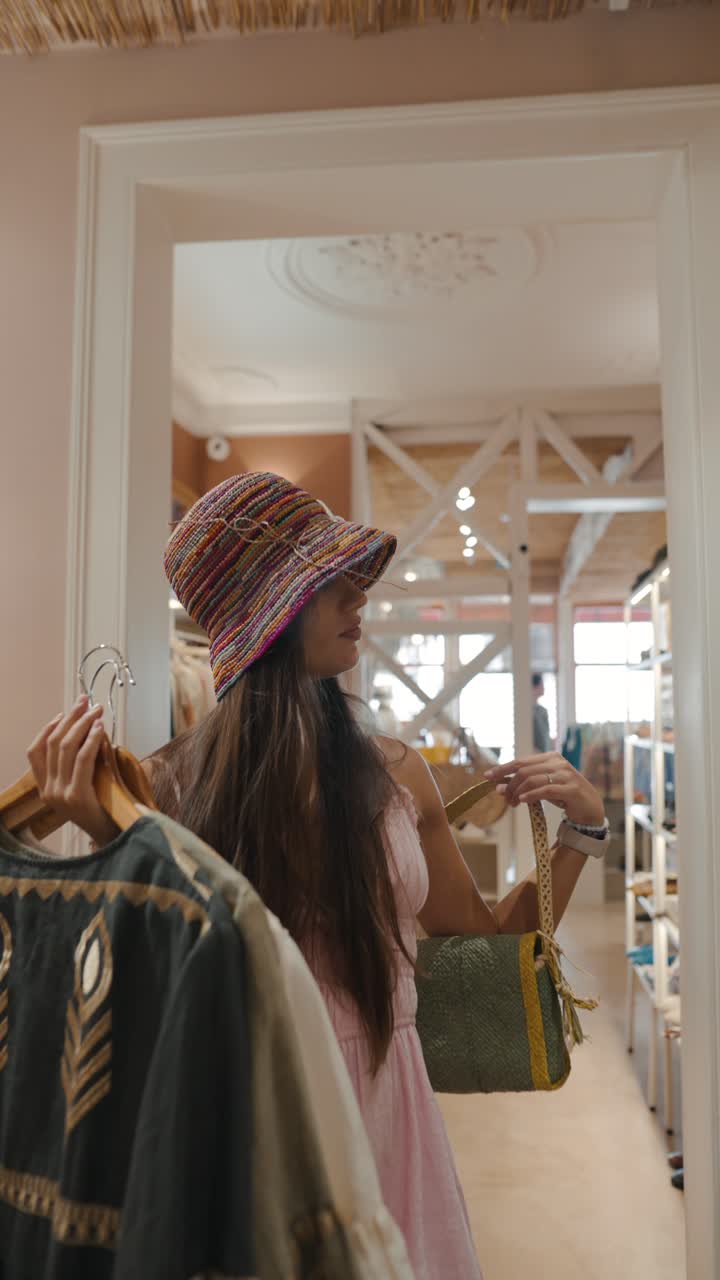 mujer comprando ropa en una boutique