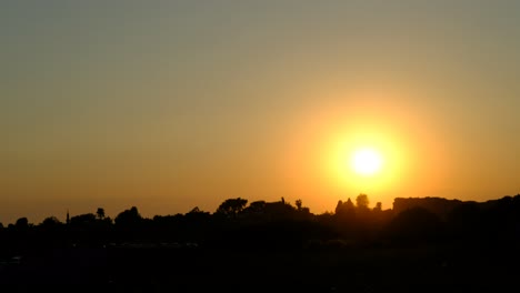 Silhouette-Eines-Jungen-Mannes,-Der-Bei-Sonnenuntergang-Radelt