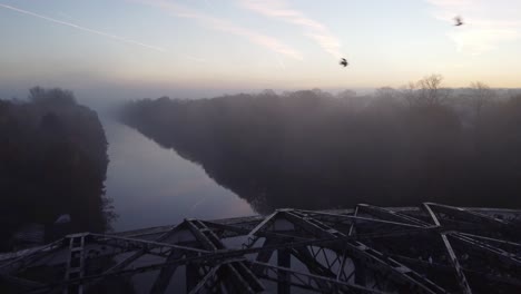 Nebliger-Herbst-Manchester-Schiff-Kanal-Luftbild-Ziehen-Sie-Sich-Zurück-über-Wilderspool-Damm-Freitragende-Bogenbrücke