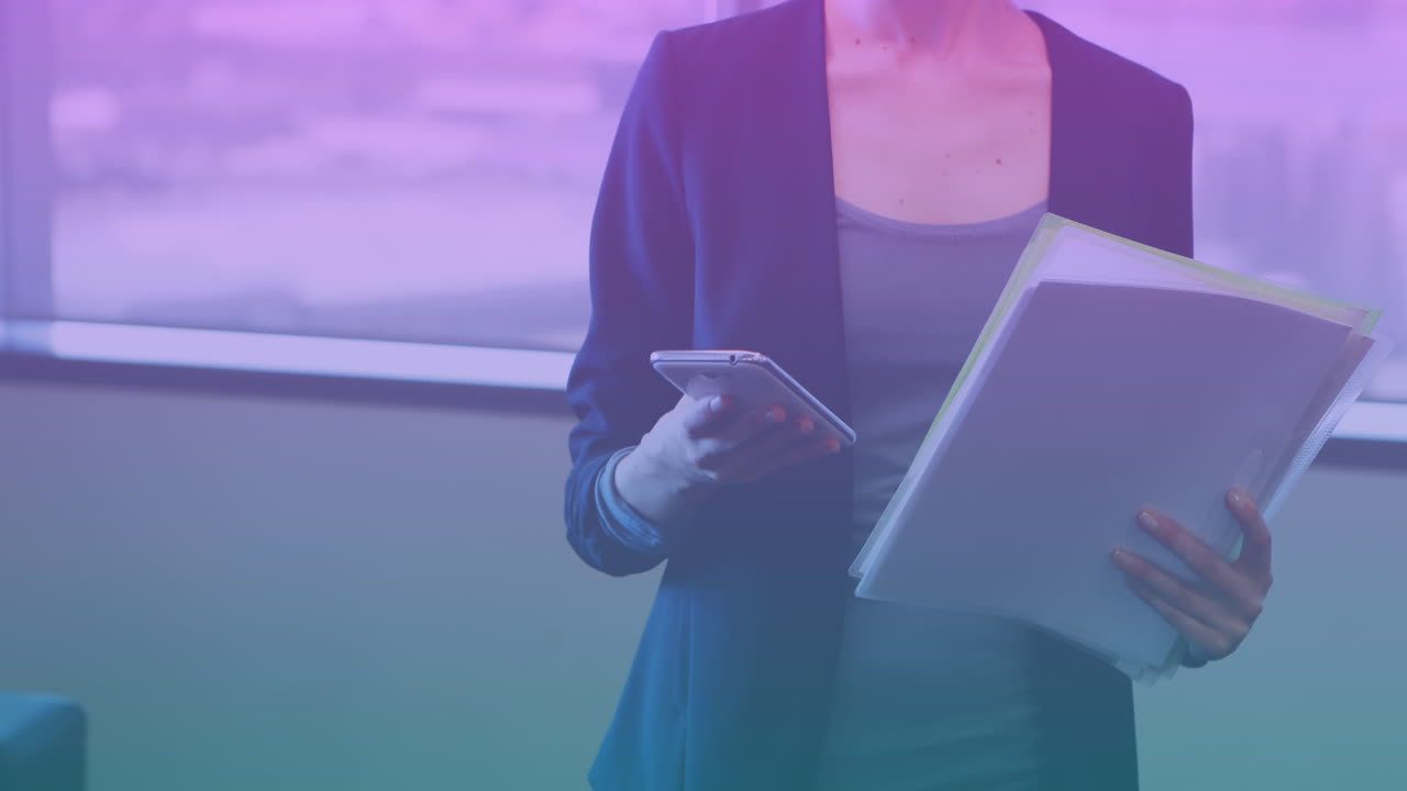 animación del procesamiento de datos en la pantalla sobre una mujer que usa un teléfono inteligente