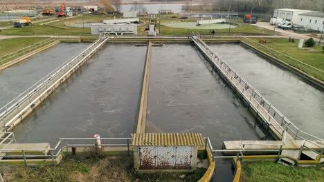 la instalación de aguas residuales de alcantarillado. tanques de separación, el dron vuela lejos.
