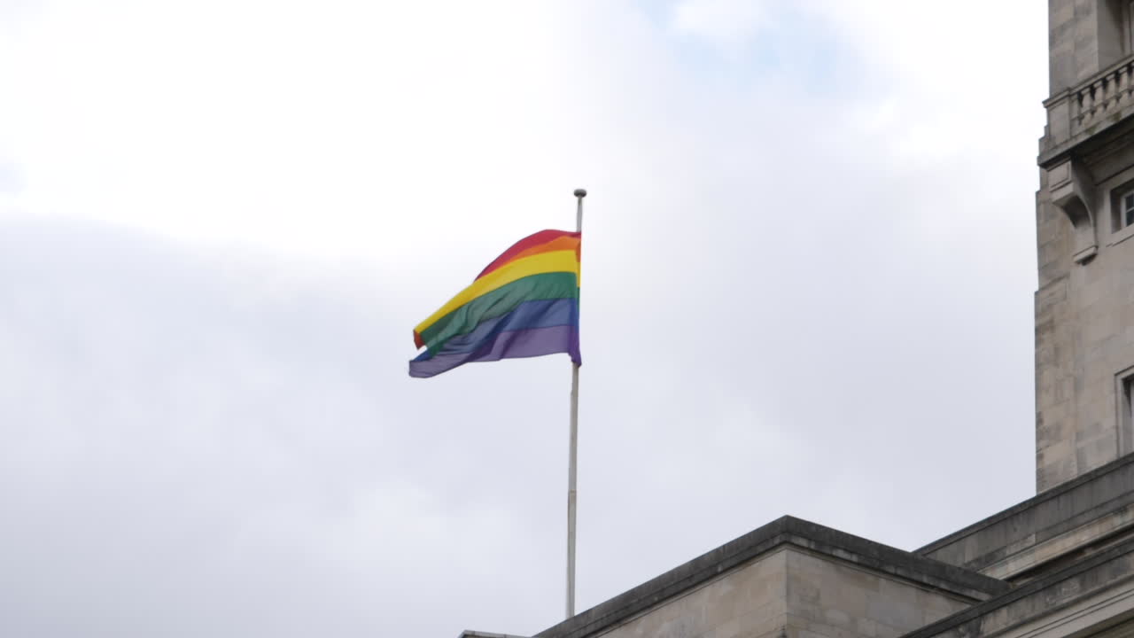 bandera del orgullo gay del arco iris volando a cámara lenta