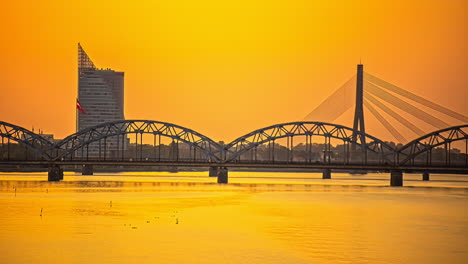Durch-Bogen-Schrägseilbrücke-Sonnenuntergang-Sonnenaufgang-Infrastruktur-Zeitraffer,-Riga-Lettland