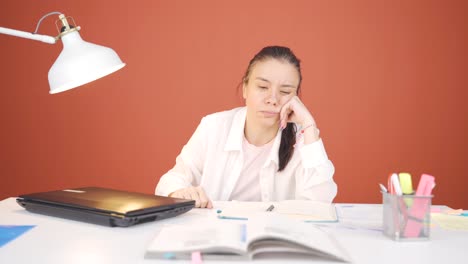 Mujer-Cerrando-La-Computadora-Portátil-Con-Expresión-Enojada.