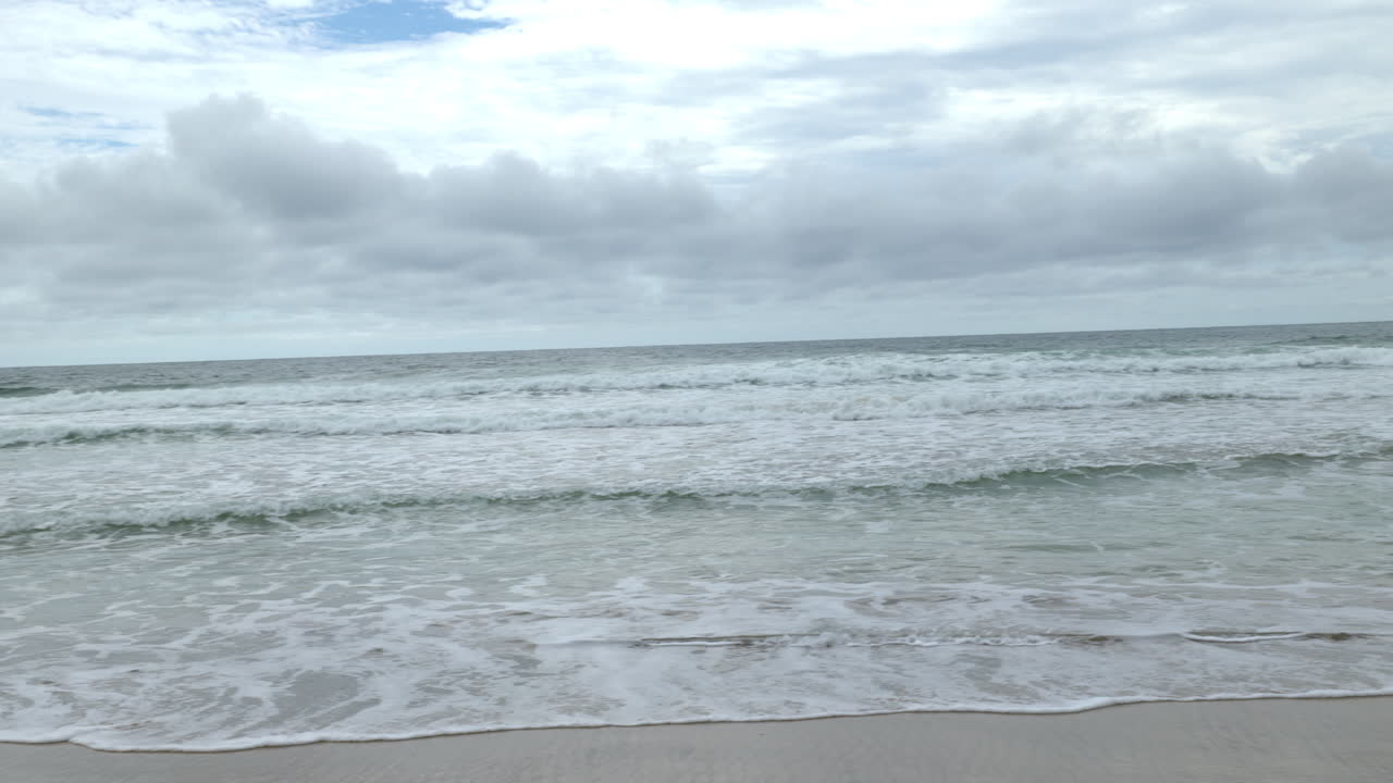 구름이 가득 찬 바 ⁇ 가 에 있는 낙원 해변 의 전망