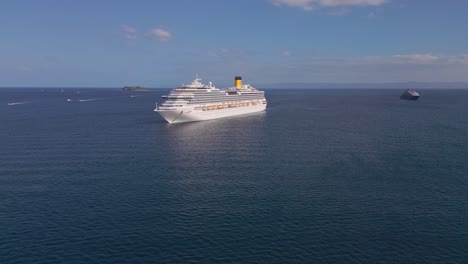 Crucero-De-Lujo-Masivo-Costa-Pacifica-Navegando-En-El-Mar-Caribe