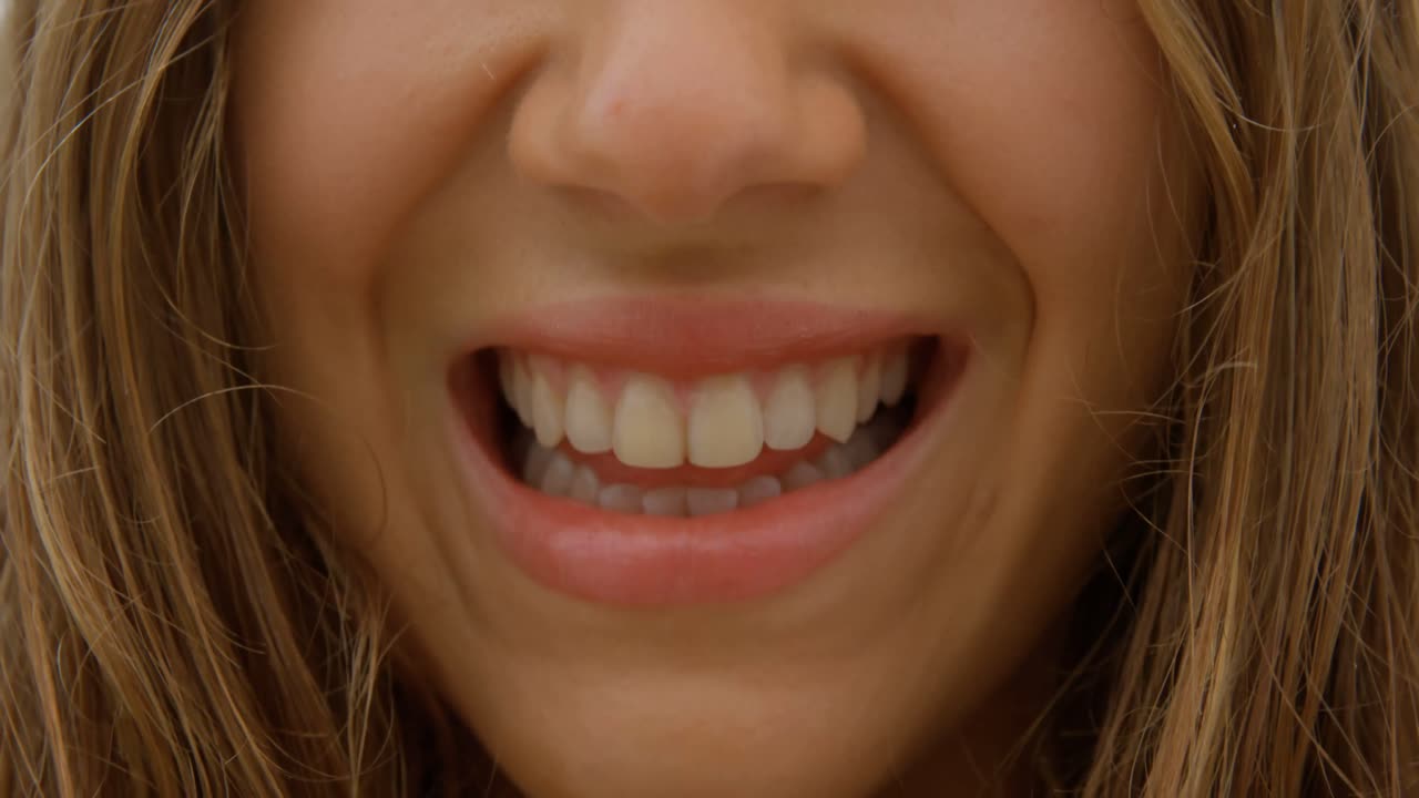 primer plano de una mujer caucásica de pie en la playa 4k